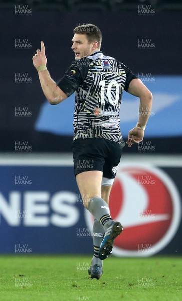 130118 - Ospreys v Saracens - European Rugby Champions Cup - Dan Biggar of Ospreys kicks a penalty to draw the game 15-15