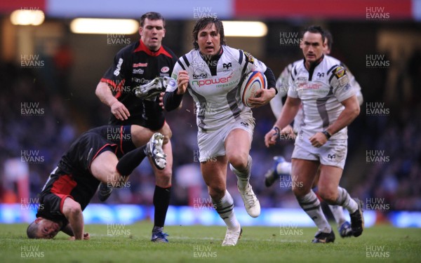 22.03.08 - Saracens v Ospreys - EDF Energy Cup Semi Final - Ospreys Gavin Henson beats Saracens' Andy Farrell to score try 