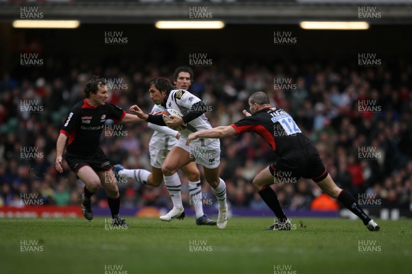 22.03.08 Saracens v Ospreys Ospreys Gavin Henson takes on 'Saracens' Andy Farrell.  Wasps' Danny Cipriani dives in to score try. .