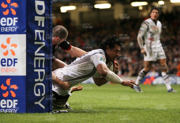 22.03.08 Saracens v Ospreys Ospreys  Filo Tiatia scores his try. .