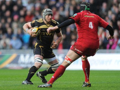 02.04.10 - Ospreys v Scarlets - Magners League - Ian Gough of Ospreys takes on Lou Reed of Scarlets. 