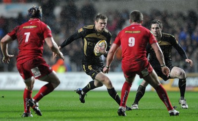 02.04.10 - Ospreys v Scarlets - Magners League - Dan Biggar of Ospreys takes on Richie Pugh and Tavis Knoyle of Scarlets. 