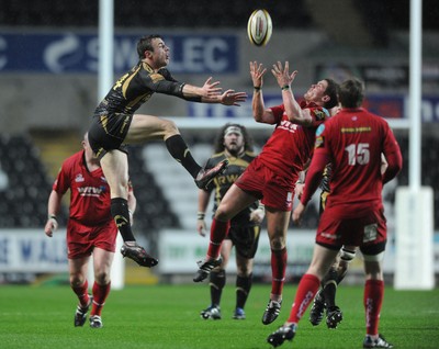 02.04.10 - Ospreys v Scarlets - Magners League - Tommy Bowe of Ospreys and Tavis Knoyle of Scarlets compete for high ball. 