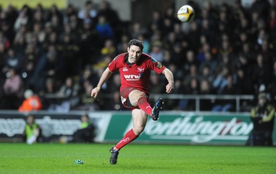 02.04.10 - Ospreys v Scarlets - Magners League - Stephen Jones of Scarlets. 