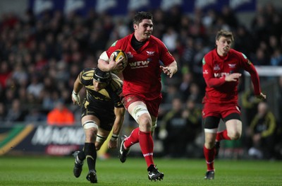 02.04.10 ... Ospreys v Scarlets, Magners League -  Rob McCusker of Scarlets breaks away 