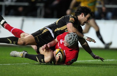 02.04.10 ... Ospreys v Scarlets, Magners League -  Jonathan Davies of Scarlets beats Mike Phillips of Ospreys to score try 