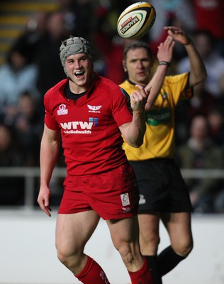 02.04.10 ... Ospreys v Scarlets, Magners League -  Jonathan Davies of Scarlets celebrates after scoring try 