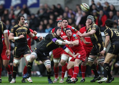 02.04.10 ... Ospreys v Scarlets, Magners League -  Ryan Jones of Ospreys gets the ball back to Mike Phillips 