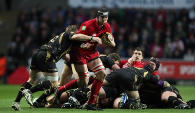 02.04.10 ... Ospreys v Scarlets, Magners League -  Lou Reed of Scarlets charges forward 