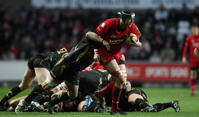 02.04.10 ... Ospreys v Scarlets, Magners League -  Lou Reed of Scarlets charges forward 