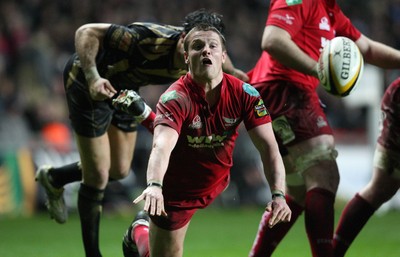 02.04.10 ... Ospreys v Scarlets, Magners League -  Tavis Knoyle of Scarlets feeds the ball out under pressure from Mike Phillips of Ospreys 