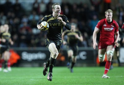 02.04.10 ... Ospreys v Scarlets, Magners League -  Tommy Bowe of Ospreys races away to score the winning try 