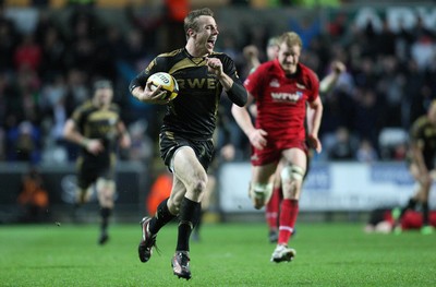 02.04.10 ... Ospreys v Scarlets, Magners League -  Tommy Bowe of Ospreys races away to score the winning try 