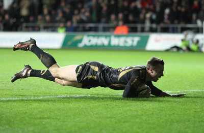 02.04.10 ... Ospreys v Scarlets, Magners League -  Tommy Bowe of Ospreys dives in to score the winning try 