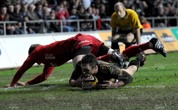 02.04.10 - Ospreys v Scarlets - Magners League - Tommy Bowe of Ospreys beats Rhys Priestland of Scarlets to score try. 