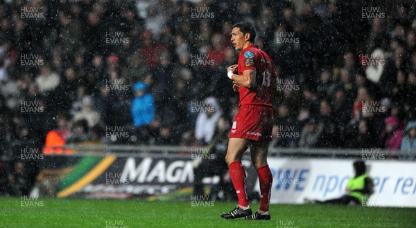 02.04.10 - Ospreys v Scarlets - Magners League - Regan King of Scarlets. 