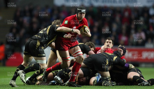 02.04.10 ... Ospreys v Scarlets, Magners League -  Lou Reed of Scarlets charges forward 