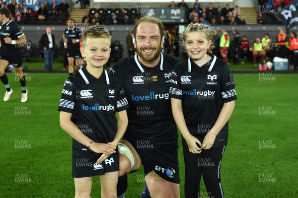 071017 - Ospreys v Scarlets - Guinness PRO14 - Alun Wyn Jones leads out his side with mascots
