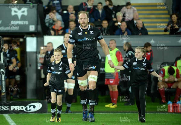 071017 - Ospreys v Scarlets - Guinness PRO14 - Alun Wyn Jones leads out his side with mascots