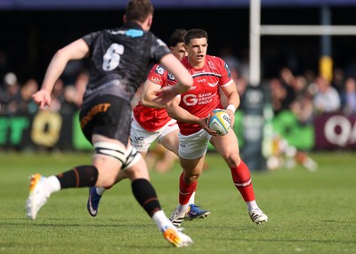 090526 - Ospreys v Scarlets - United Rugby Championship - Joe Hawkins of Scarlets 