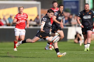 090526 - Ospreys v Scarlets - United Rugby Championship - Dan Edwards of Ospreys 