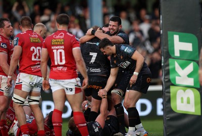 090526 - Ospreys v Scarlets - United Rugby Championship - Jac Morgan of Ospreys celebrates scoring a try with team mates