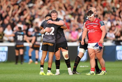 090526 - Ospreys v Scarlets - United Rugby Championship - Keelan Giles and Jac Morgan of Ospreys at full time