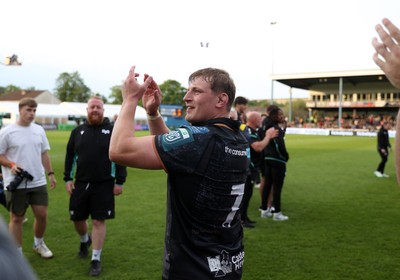 090526 - Ospreys v Scarlets - United Rugby Championship - Jac Morgan of Ospreys thanks the fans at full time