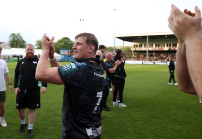090526 - Ospreys v Scarlets - United Rugby Championship - Jac Morgan of Ospreys thanks the fans at full time