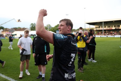 090526 - Ospreys v Scarlets - United Rugby Championship - Jac Morgan of Ospreys thanks the fans at full time
