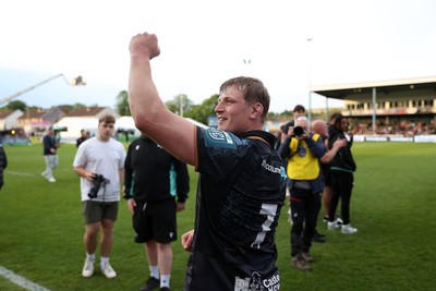 090526 - Ospreys v Scarlets - United Rugby Championship - Jac Morgan of Ospreys thanks the fans at full time