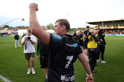 090526 - Ospreys v Scarlets - United Rugby Championship - Jac Morgan of Ospreys thanks the fans at full time