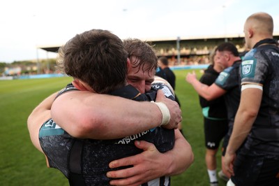 090526 - Ospreys v Scarlets - United Rugby Championship - Jac Morgan and Dan Edwards of Ospreys at full time