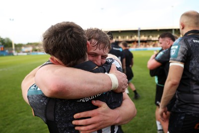 090526 - Ospreys v Scarlets - United Rugby Championship - Jac Morgan and Dan Edwards of Ospreys at full time