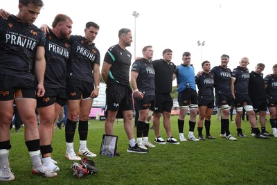 090526 - Ospreys v Scarlets - United Rugby Championship - Jac Morgan of Ospreys speaks in the team huddle