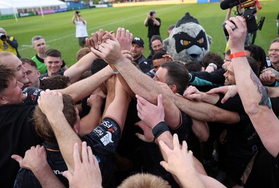 090526 - Ospreys v Scarlets - United Rugby Championship - Ospreys team huddle