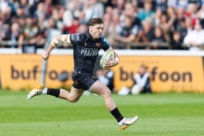090526 - Ospreys v Scarlets - United Rugby Championship - Dan Edwards of Ospreys goes over for a try
