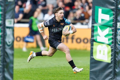 090526 - Ospreys v Scarlets - United Rugby Championship - Dan Edwards of Ospreys goes over for a try