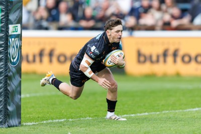 090526 - Ospreys v Scarlets - United Rugby Championship - Dan Edwards of Ospreys goes over for a try