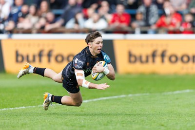 090526 - Ospreys v Scarlets - United Rugby Championship - Dan Edwards of Ospreys goes over for a try