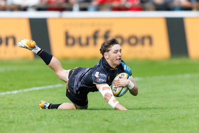 090526 - Ospreys v Scarlets - United Rugby Championship - Dan Edwards of Ospreys goes over for a try
