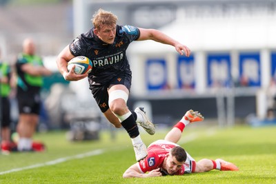 090526 - Ospreys v Scarlets - United Rugby Championship - Jac Morgan of Ospreys gets away from the tackle of by Dane Blacker of Scarlets