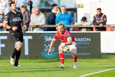 090526 - Ospreys v Scarlets - United Rugby Championship - Blair Murray of Scarlets runs in to score a try