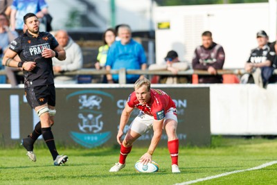 090526 - Ospreys v Scarlets - United Rugby Championship - Blair Murray of Scarlets scores a try