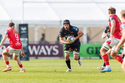 090526 - Ospreys v Scarlets - United Rugby Championship - Morgan Morris of Ospreys on the charge