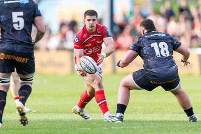 090526 - Ospreys v Scarlets - United Rugby Championship - Joe Hawkins of Scarlets offloads the ball