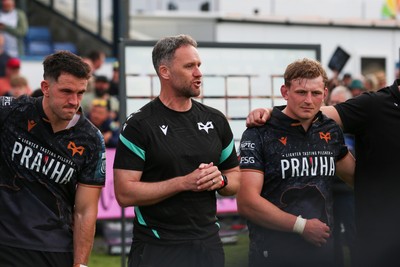 090526 - Ospreys v Scarlets - United Rugby Championship - Ospreys head coach Mark Jones talks to his team at the end of the match