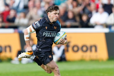 090526 - Ospreys v Scarlets - United Rugby Championship - Dan Edwards of Ospreys bursts clear win the way to scoring his first try of the match