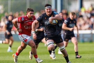 090526 - Ospreys v Scarlets - United Rugby Championship - Ryan Smith of Ospreys on the charge