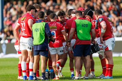 090526 - Ospreys v Scarlets - United Rugby Championship - Scarlets huddle during the match